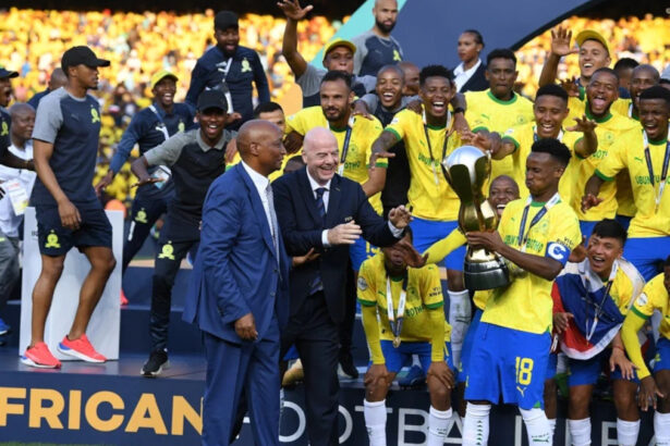 Les Brésiliens d'Afrique du Sud, tout en joie avec le trophée