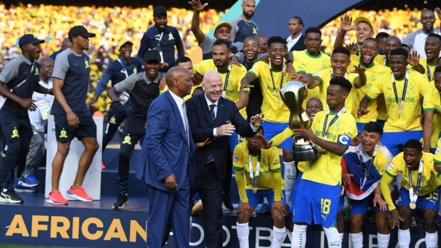 Les Brésiliens d'Afrique du Sud, tout en joie avec le trophée