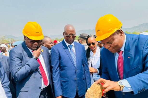 Le président centrafricain pose la première pierre du futur centre