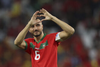 CAN 2023 : le capitaine du Maroc Romain Saiss s’attaque à l’arbitrage