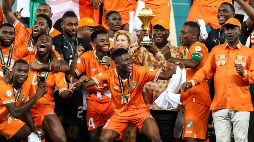 Le Président ivoirien Alassane Ouattara, soulevant le trophée de la CAN 2023