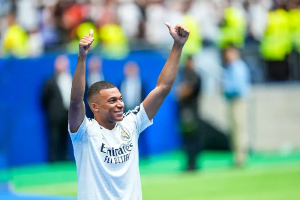 Kylian Mbappé ému lors de sa présentation au Real Madrid : « je vais donner ma vie pour ce club »