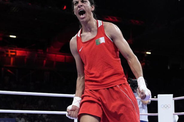 JO Paris 2024 : malgré la polémique, la boxeuse Imane Khelif offre une médaille à l’Algérie