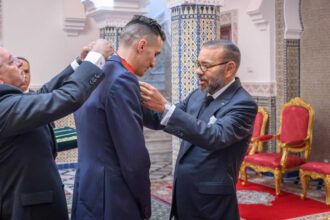 Maroc : le Roi Mohammed VI décore le champion olympique Soufiane El Bakkali