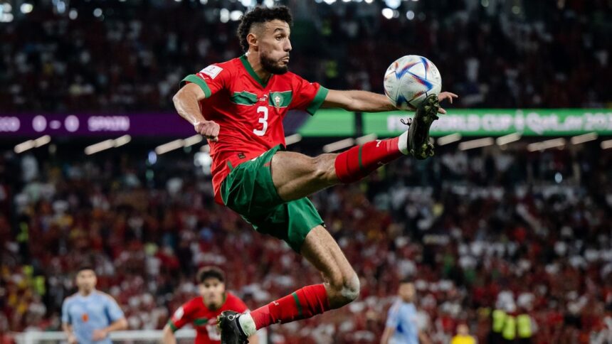 Mercato : le marocain Noussair Mazraoui à Manchester pour passer sa visite médicale