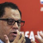 Le président de la Fédération sud-africaine de football, Danny Jordaan, en état d'arrestation