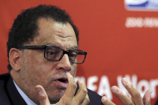 Le président de la Fédération sud-africaine de football, Danny Jordaan, en état d'arrestation