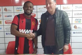 Au chômage depuis la résiliation de son contrat avec Radniki Nis en juillet 2024, l’international camerounais de 32 ans a trouvé un point de chute. En effet, il a rejoint les rangs du FK Sloboda Tuzla en Bosnie. Actuel dernier au classement du championnat bosnien avec cinq points pris en 19 points. Le latéral droit camerounais arrive en Bosnie avec pour but d’aider le FK Sloboda Tuzla à sortir la tête de la zone rouge. La mission s’annonce compliquée au regard des prochains adversaires en vue. Après une longue préparation en solitaire en attendant de rejoindre un nouveau club, il n’est pas exclu qu’il fasse ses débuts ce samedi au Dvorana SC u Doboju (Stadion Luke). Ce sera face au FK Sloga Doboj. Avant de s’envoler pour l’Europe, Fai Collins a débuté sa carrière de footballeur au FC Bamenda Academy, dans sa région natale du Nord-Ouest. Il rejoint ensuite le club de l’Union sportive de Douala, où il est sacré champion du Cameroun en 2012. Une fois en Europe, il va jouer au Dinamo Bucarest (66 matchs), Standard de Liège (162 matchs) et en Arabaiie Saoudite à l’Al – Taï SC. Déjà sélectionné à 55 reprises, Fai Collins remporte la CAN 2017 avec l'équipe du Cameroun. Il a débuté comme remplaçant lors de cette compétition mais a su s'imposer lors du second match contre la Guinée BISSAU et n'est plus sorti de l'équipe.