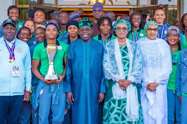 Nigeria : Bola Tinubu offre 100 000 $ à chaque joueuse après le sacre des Super Falcons à la CAN 2025