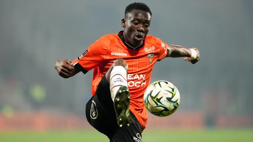 Arthur Avom Ebong dans le viseur de Sunderland et West Ham : un départ imminent du FC Lorient ?