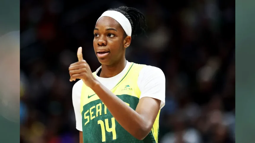 À 19 ans, Dominique Malonga enchaîne les records en WNBA avec Seattle Storm et s’impose comme l’une des rookies les plus prometteuses du basket féminin.