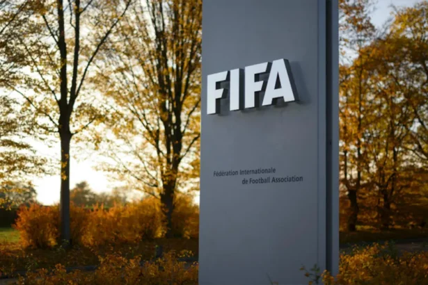 FIFA frappe trois clubs africains : interdiction de recrutement pour dettes financières