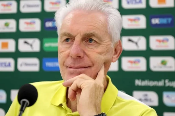 Polémique Hugo Broos : accusations de racisme et sexisme en Afrique du Sud avant la CAN 2025