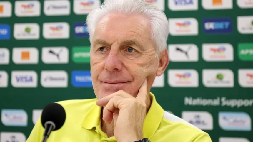 Polémique Hugo Broos : accusations de racisme et sexisme en Afrique du Sud avant la CAN 2025