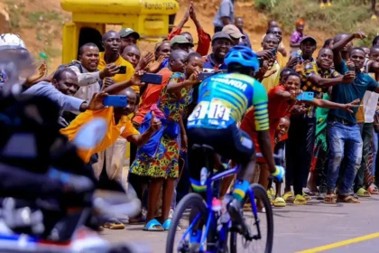Tour du Rwanda 2026 : accident tragique lors de l’étape inaugurale, Itamar Einhorn remporte la première étape
