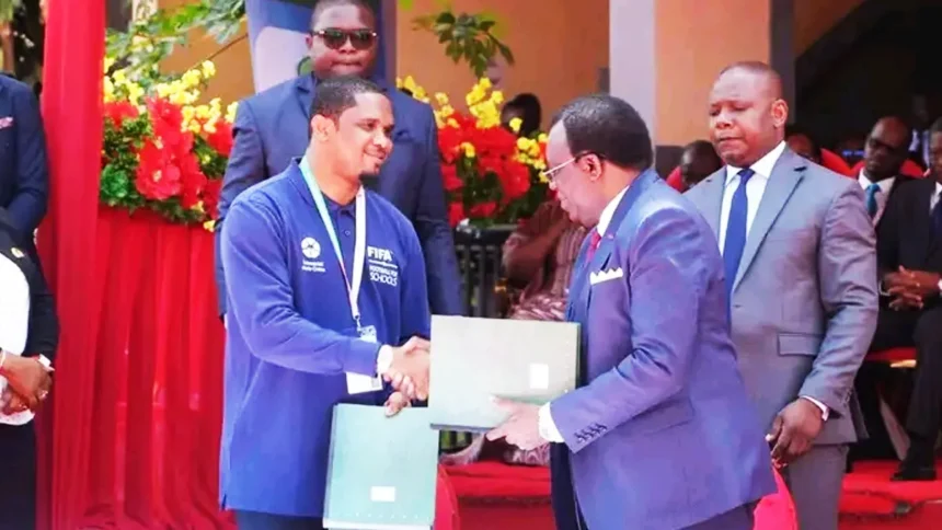 Cameroun : la FECAFOOT et le MINEDUB lancent le football à l’école primaire avec la FIFA, une révolution pour les jeunes talents