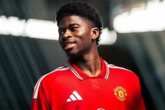 Carlos Baleba signe officiellement à Manchester United pour 82 millions d’euros