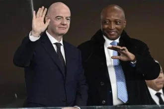 « Il ne faut pas vouloir aller trop vite en besogne » : le soutien africain à Infantino contesté par Claude Le Roy