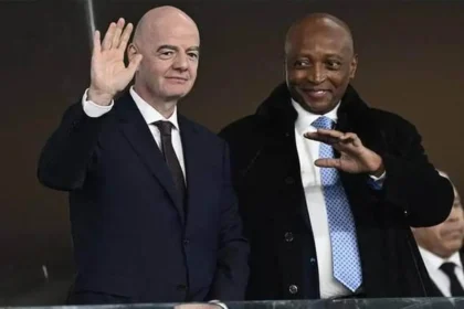 « Il ne faut pas vouloir aller trop vite en besogne » : le soutien africain à Infantino contesté par Claude Le Roy